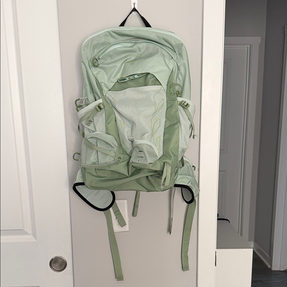 Osprey Tempest 22L Women’s Lightweight Hiking Backpack
